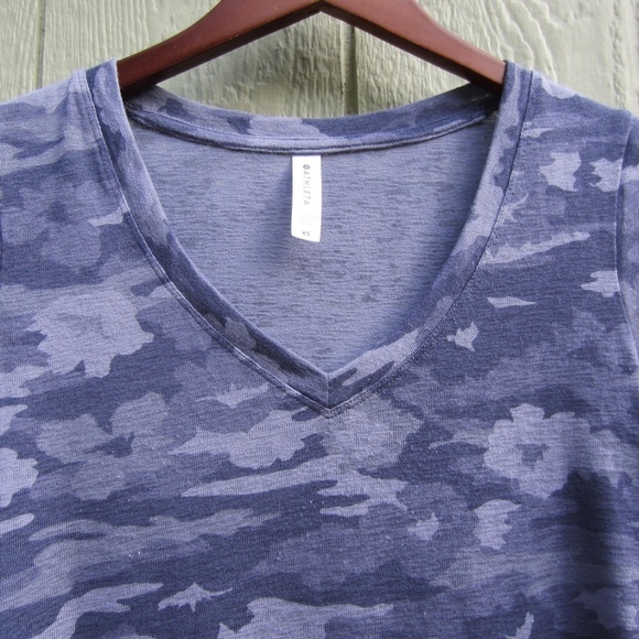 ATHLETA Breezy Printed V -Neck Tee Flora Camo Tempest Violet Women Size XS - Picture 3 of 13